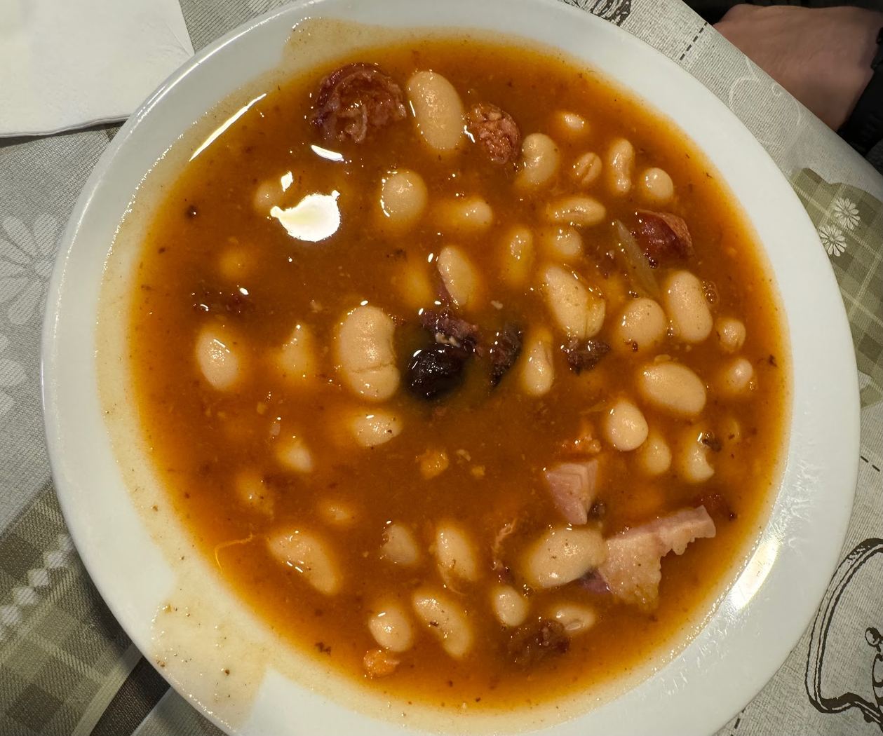 Cazuela de fabada asturiana tradicional, con alubias, chorizo, morcilla y lacón.